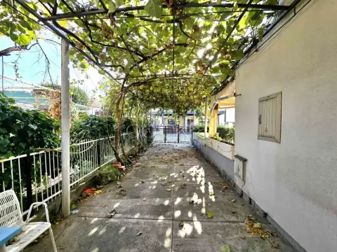 Popločano dvorište sa nadstrešnicom i zelenilom. - image 8
