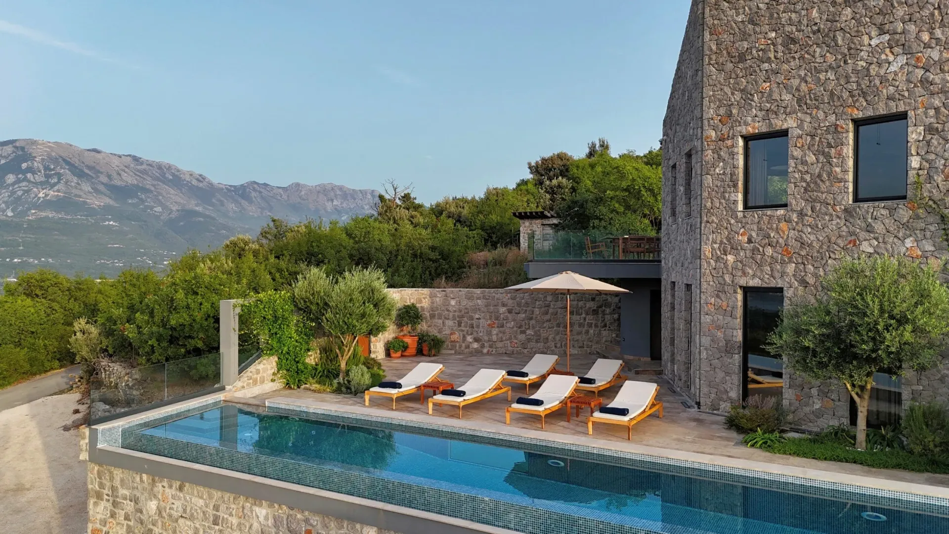 Rent, house, 520m², Đuraševići, Tivat