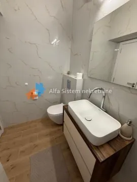Savremeno opremljeno kupatilo sa umivaonikom i wc šoljom. - image 15