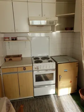 Jednostavna kuhinja sa starijim elementima i bijelom tehnikom. - image 7