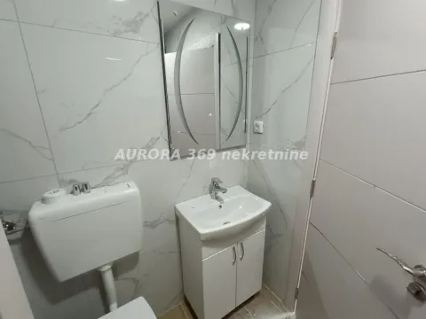 Manje kupatilo sa umivaonikom, ormarićem i wc šoljom. - image 7