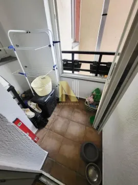 Manji balkon sa keramičkim pločicama i stalkom za sušenje veša. - image 12
