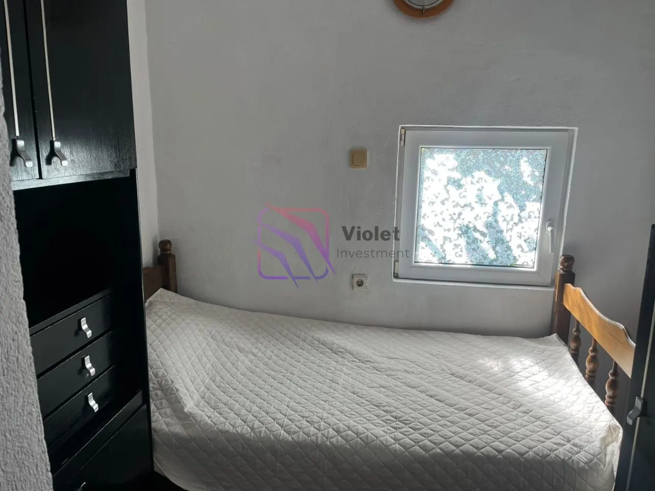 Smaller bedroom with a bed and a wardrobe.