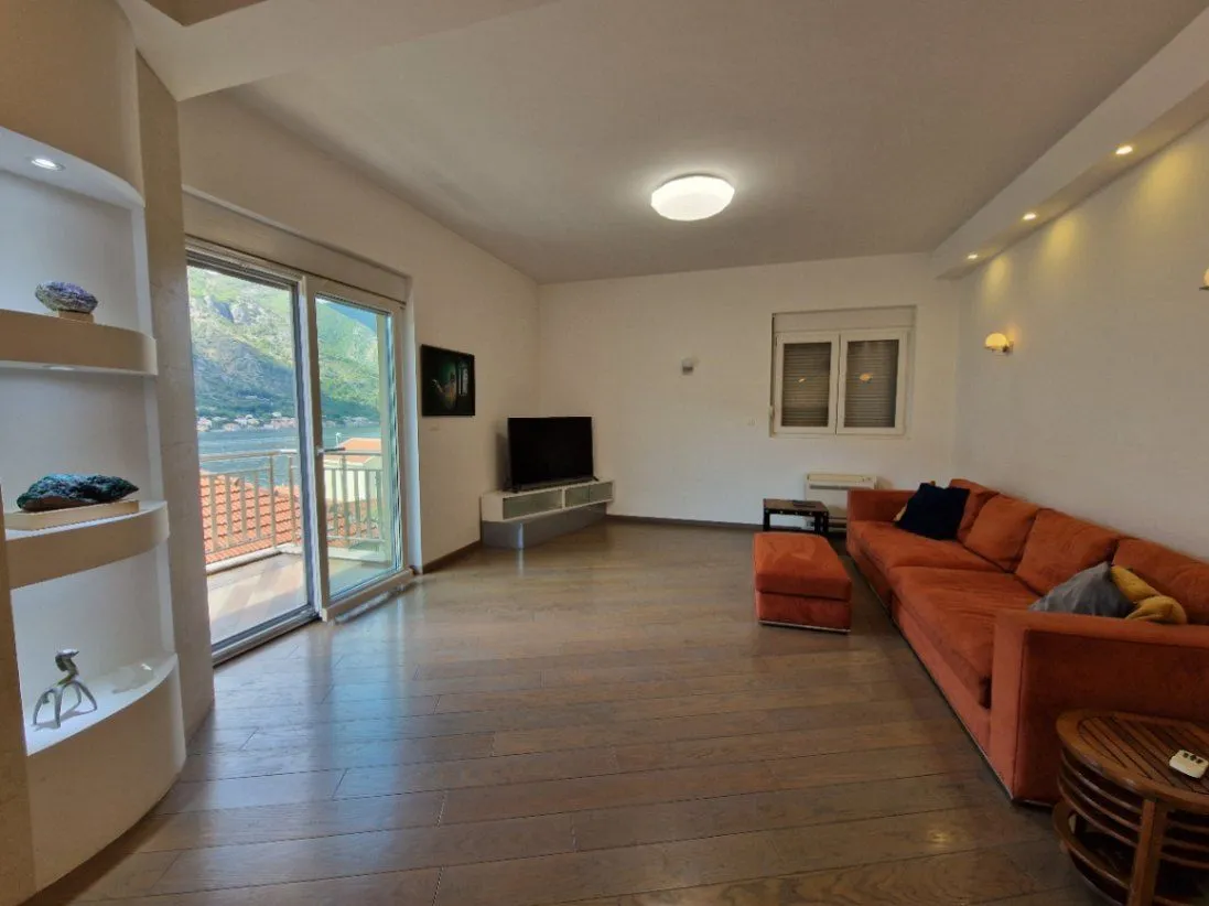 Prodaja, dvosoban stan, 108m², Centar, Kotor