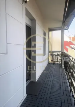 Natkriveni balkon sa podom od tamnih dasaka i metalnom ogradom. - image 27
