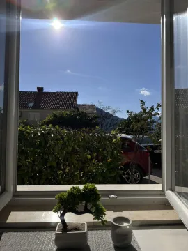 Pogled kroz prozor na dvorište i okolne kuće. - image 7