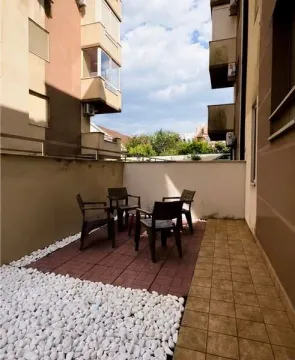 Manja terasa sa garniturom za sjedenje i popločanim podom. - image 5