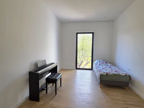 Spavaća soba sa krevetom i električni klavirom. - image 27