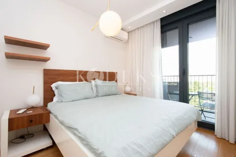 Moderna spavaća soba sa bračnim krevetom i izlazom na terasu. - image 5
