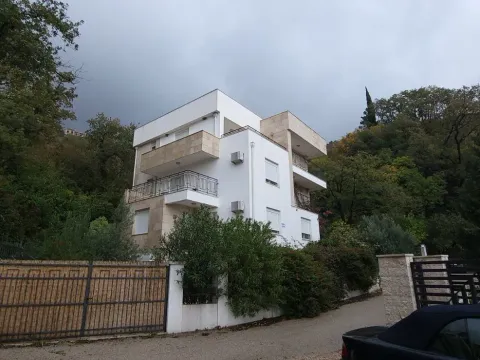 Prodaja, četvorosoban stan, 400m2, Petrovac, Budva