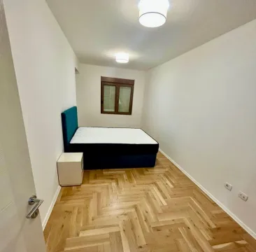 Manja spavaća soba sa bračnim krevetom i parketom. - image 7