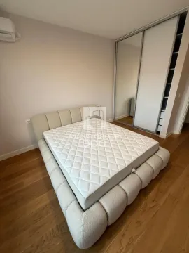 Spavaća soba sa bračnim krevetom i ugradnim ormarom. - image 4