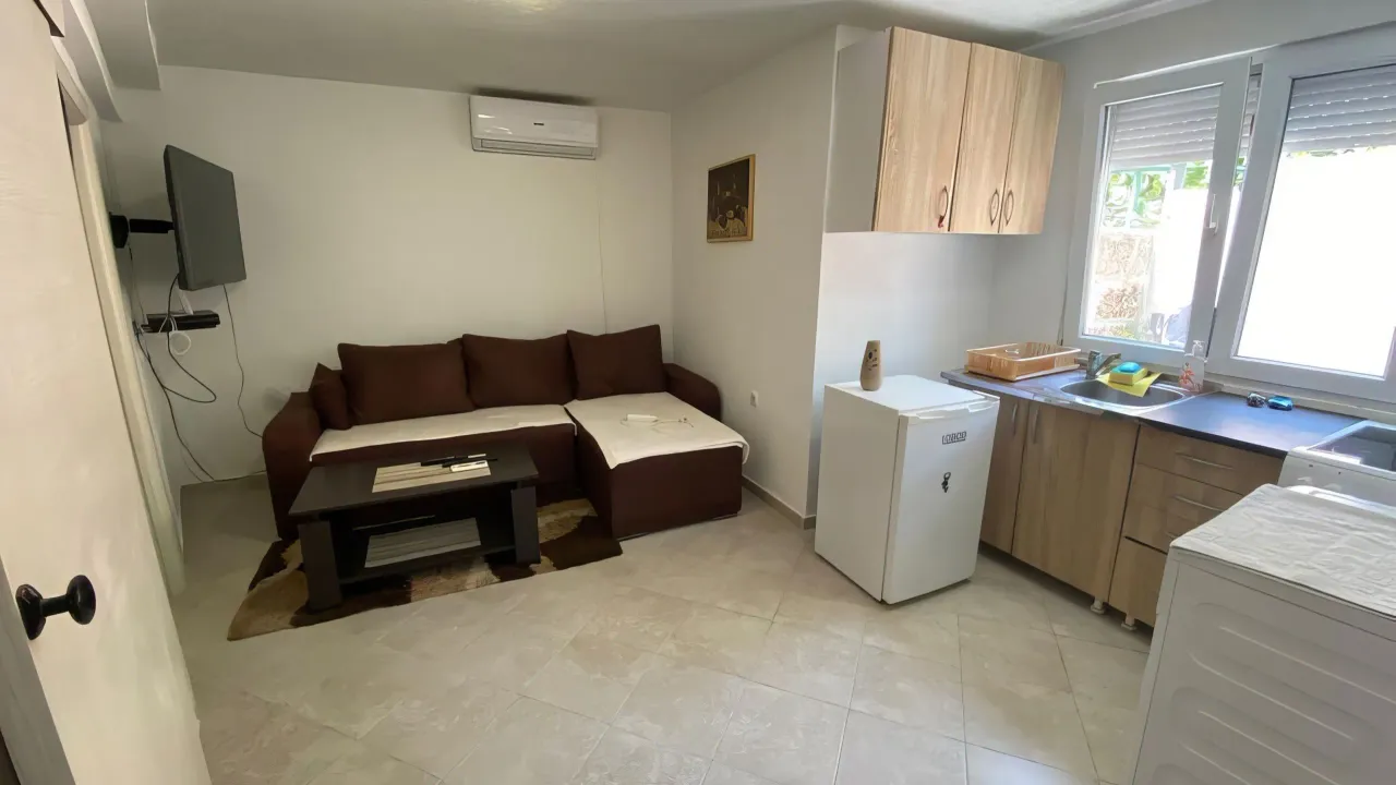 Izdavanje, jednosoban stan, 38m², Centar, Kotor