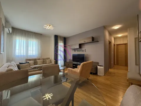 Dnevna soba sa garniturom, TV komodom i trpezarijskim stolom. - image 2