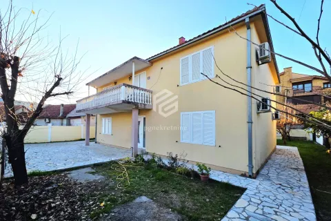 Spoljašnjost dvospratne kuće sa dvorištem i balkonom. - image 20