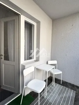 Manji natkriveni balkon sa garniturom za sedenje i izlazom u stan. - image 9
