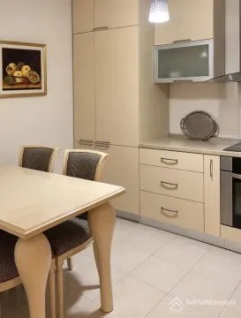 Manja kuhinja sa trpezarijskim stolom i bež kuhinjskim elementima. - image 8