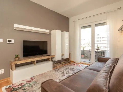 Rent, one bedroom apartment, 50m², Budva, Crna Gora - image 11