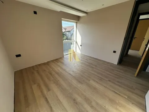 Empty room with laminate flooring and balcony access. - image 5