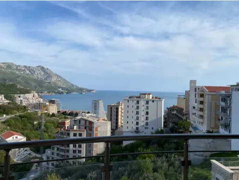Pogled sa terase na more, planine i okolne zgrade. - image 16