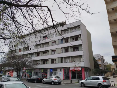 Izdavanje, jednosoban stan, 50m², Stara Varoš, Podgorica - image 1