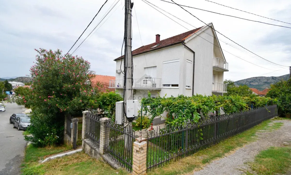 Prodaja, kuća, 300m², Zagorič, Podgorica