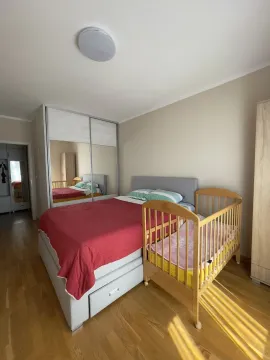 Svijetla spavaća soba sa bračnim krevetom, dječijim krevecom i ugradnim ormarom. - image 2