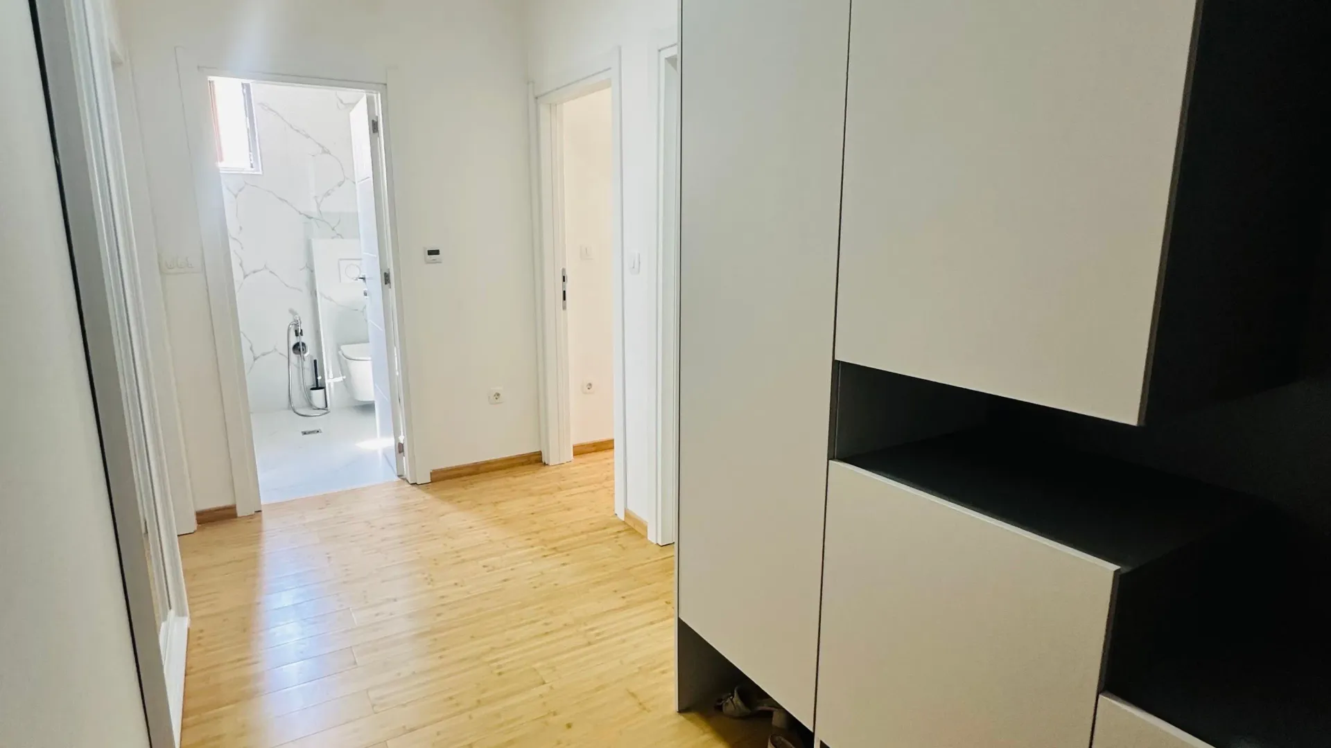 Izdavanje, dvosoban stan, 65m², Rozino, Budva