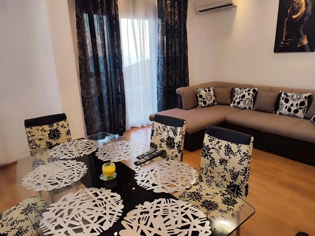 Izdavanje, dvosoban stan, 65m², Dobra Voda, Budva