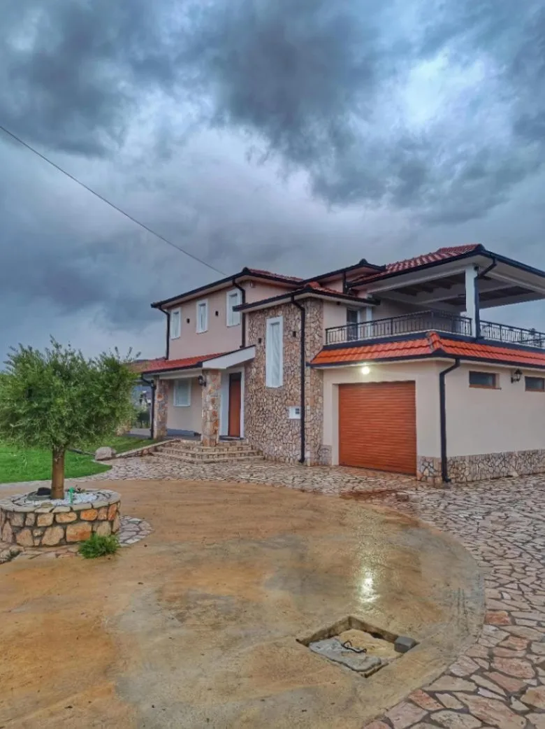 Izdavanje, kuća, 230m², Pričelje, Podgorica