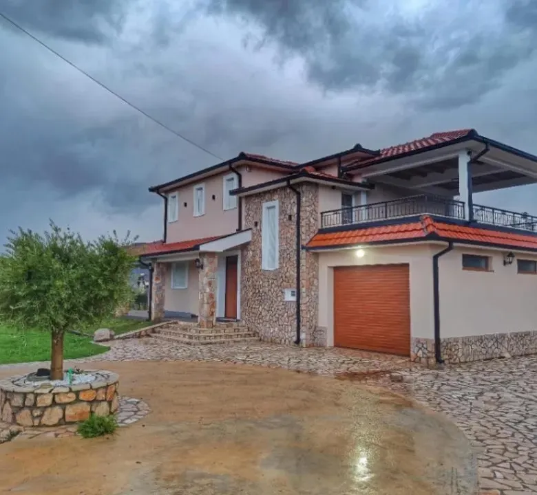 Izdavanje, kuća, 230m², Pričelje, Podgorica