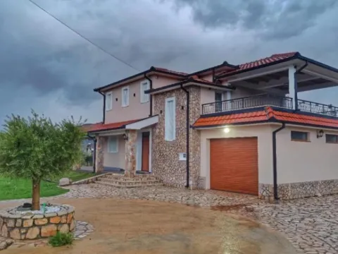 Izdavanje, kuća, 230m², Pričelje, Podgorica - image 1