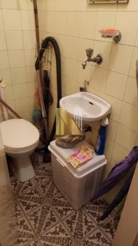 Manje kupatilo sa sanitetom i keramičkim pločicama. - image 17