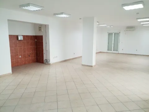 Spacious and bright empty commercial space with tiled flooring. - image 5