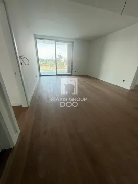Prazna soba sa drvenim podom i izlazom na terasu. - image 2