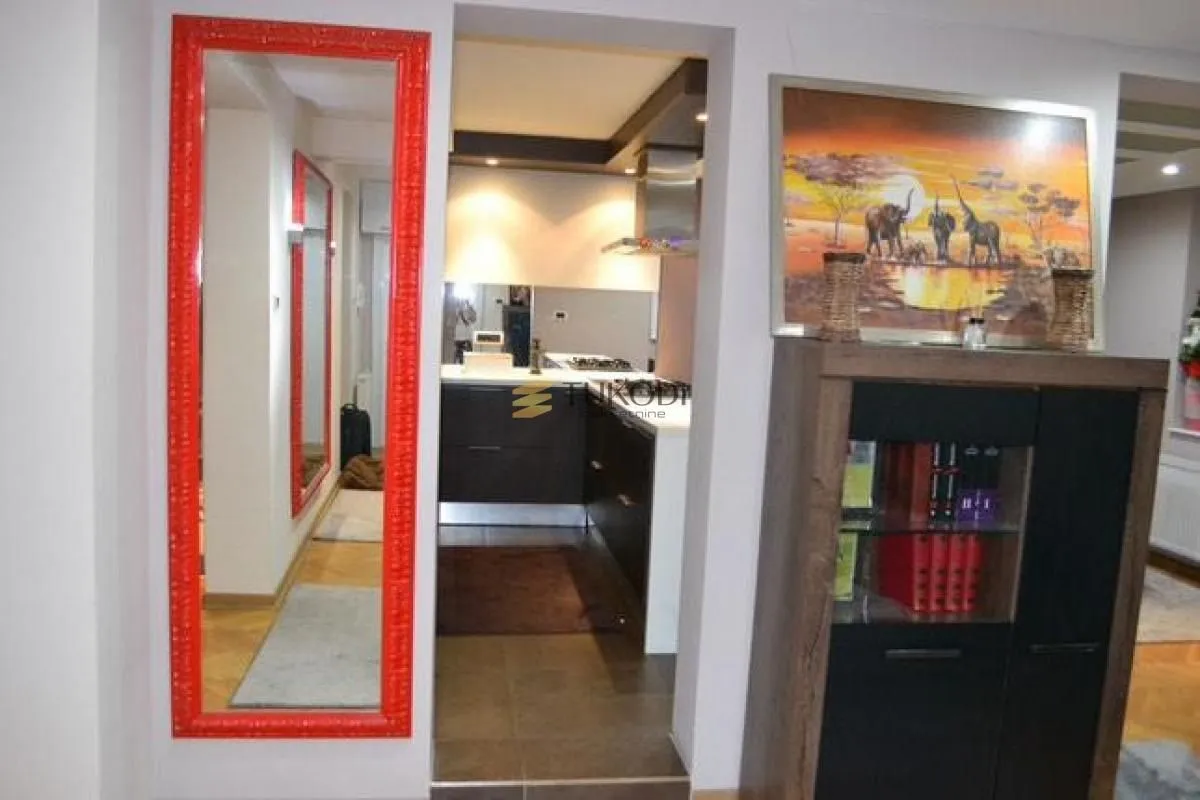 Prodaja, četvorosoban stan, 130m², Grbavica, Novi Sad Sve Podlokacije