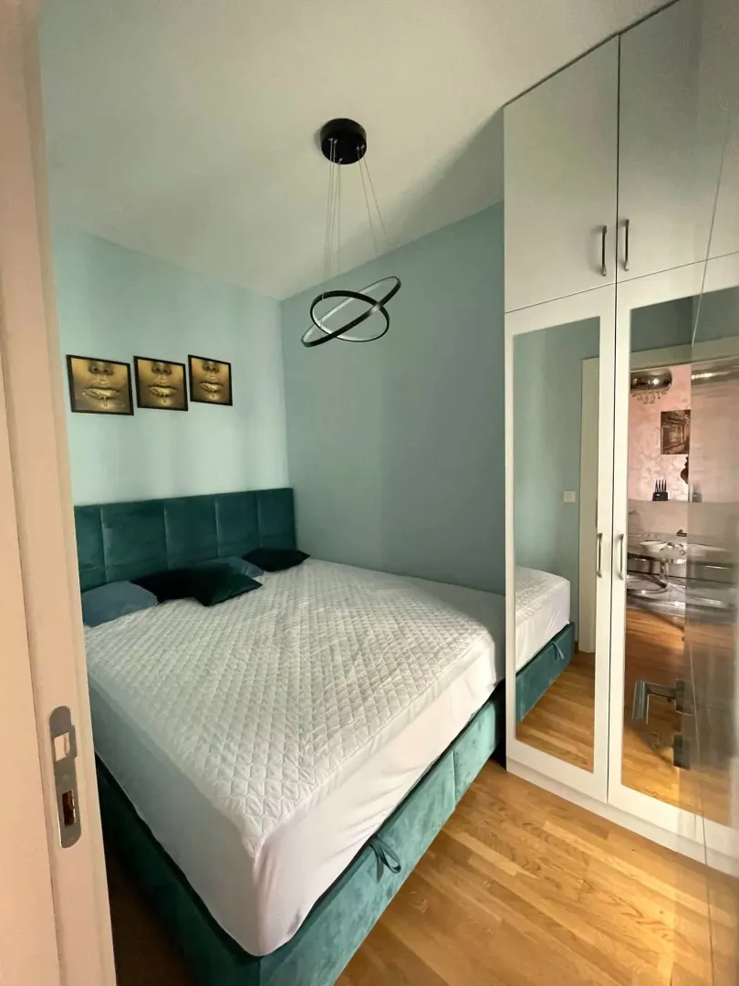 Furnished bedroom with a double bed and a built-in wardrobe.