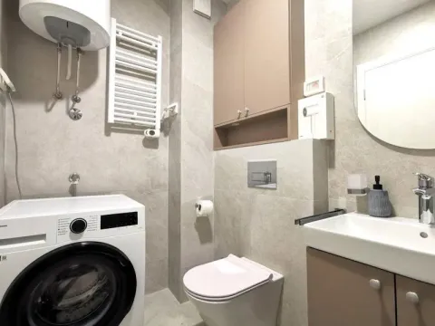 Moderno kupatilo sa veš mašinom, toaletom i lavaboom. - image 10