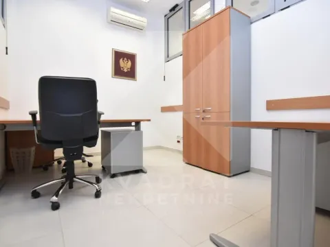 Izdavanje, četvorosoban stan, 100m², Vezirov Most, Podgorica - image 8