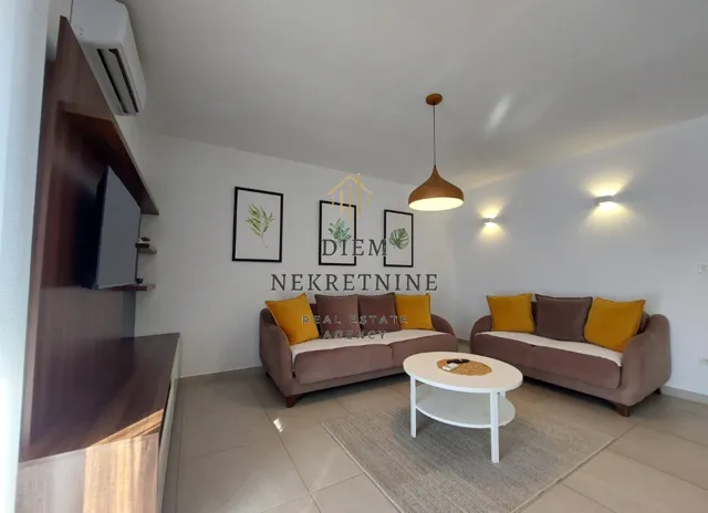 Izdavanje, dvosoban stan, 70m², Dobrota, Kotor