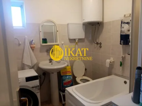 Manje kupatilo sa kadom, umivaonikom, WC šoljom i veš mašinom. - image 8