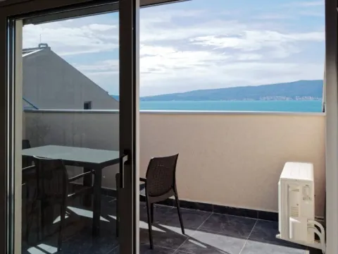 Izdavanje, trosoban stan, 140m², Opatovo, Tivat - image 8