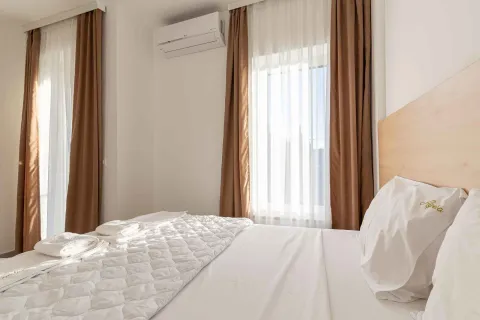 Svijetla spavaća soba sa bračnim krevetom, prozorima i klima uređajem. - image 6