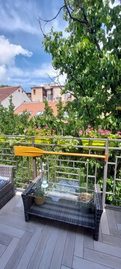 Izdavanje, dvosoban stan, 52m², Stari grad, Novi Sad