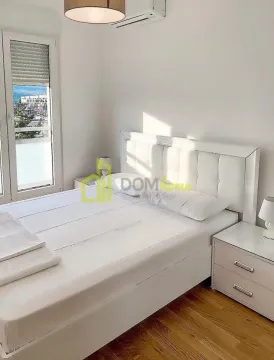 Svjetla spavaća soba sa velikim bračnim krevetom, noćnim stočićima i izlazom na terasu. - image 6