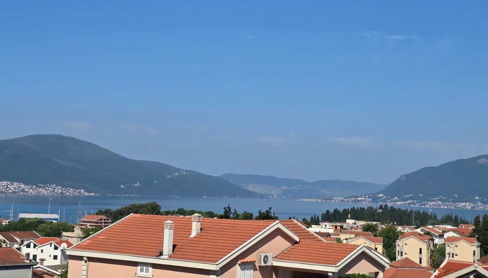 Pogled na more i planine sa nekretnine.