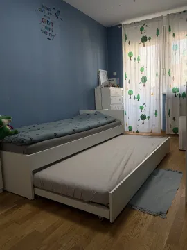 Dečja soba sa krevetom na izvlačenje i plavim zidom. - image 9