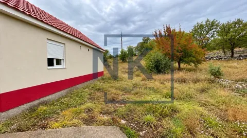 Bočna strana kuće sa dvorištem i zelenilom. - image 11