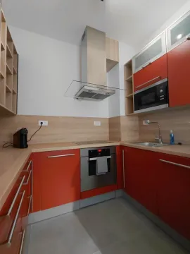 Moderna kuhinja sa crvenim elementima i ugradnim uređajima. - image 6