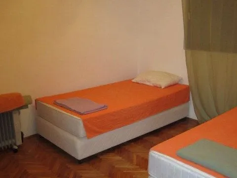 Spavaća soba sa dva kreveta. - image 6